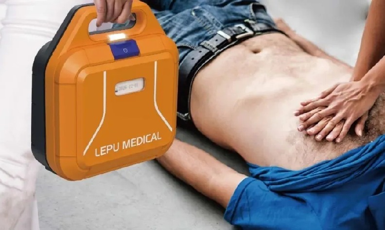 佛山一男子踢球时突发心脏骤停，AED立功救回一命！